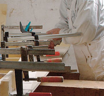 Lasikatto terassille: Lautojen puristaminen yhteen Lasikatto terassille: Ensimmäiset laudat puristetaan yhteen